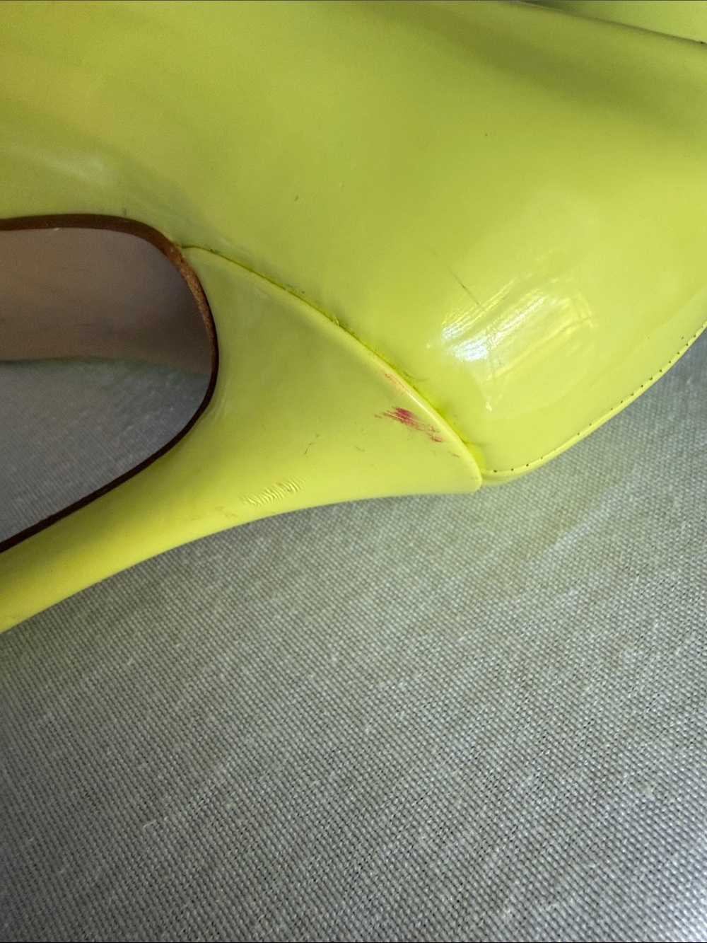 Women’s Size 6.5 Guess Pointed Toe Patent High Heels in Neon Yellow 3.5 inch - Picture 3 of 5